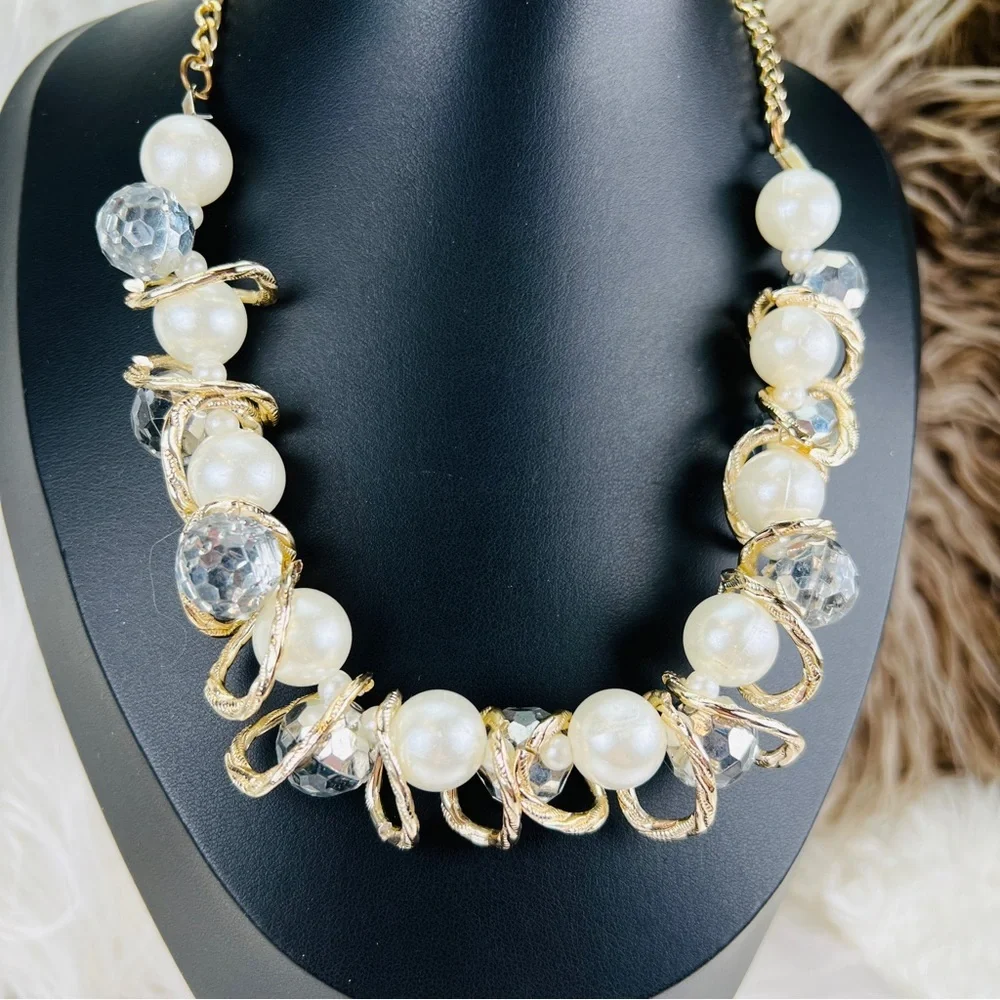Pretty Silvertone goldtone, lightweight faux pearl, clear bling 16” necklace